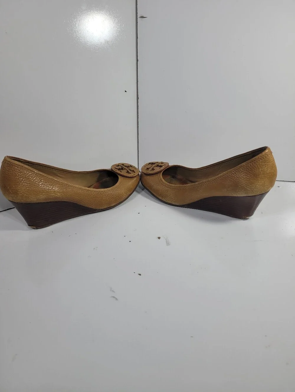 Tory Burch Sally Wedge Pumps Tan Pebbled Leather Women Size 9 M Flawed AS IS
